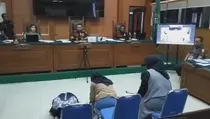 Istri dan Ibu Polisi Bersujud, Tuntut Kopda B Dihukum Mati