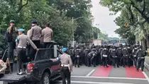 Polisi Bubarkan Demo Sopir Truk Tolak RUU ODOL di Monas