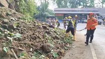 Tebing 15 Meter Longsor Tutup Akses Jalan Nasional di Pangandaran