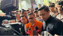 Kenakan Rompi Oranye, Hasto Siap Hadapi Tuntutan Jaksa KPK