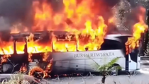 Bus Pariwisata Full Penumpang Terbakar Hebat di Jalur Medan-Berastagi
