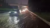 Ada Banjir 30 Cm, Tol Cawang Macet