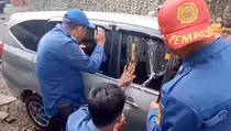Damkar Ciamis Sigap Selamatkan Balita yang Terjebak dalam Mobil