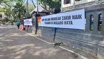 Spanduk Tolak Zakir Naik Terpasang di Pagar Gedung DPRD Kota Malang
