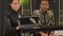 Emil Dardak Nyanyi Sudden Shower di Acara Ngunduh Mantu Megawati-Dio