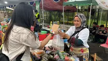 PNM Fasilitasi 50 Nasabah Mekaar Jualan di Stadion, Untung Berlipat