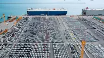 Efek Tarif Trump, Ribuan Mobil Mangkrak di Pelabuhan Antwerp