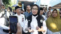 Hari Pertama Setor Madu, Bupati Lumajang Layani Langsung Keluhan Warga