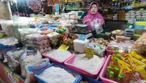 Pedagang Sembako di Pasar Keluhkan Dampak Isu Beras Oplosan