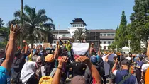 Dedi Mulyadi Didemo Ribuan Pekerja Wisata Soal Study Tour