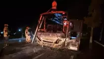 Bus Pariwisata Terbakar setelah Tabrak Motor di Nganjuk, 1 Orang Tewas