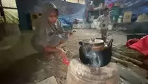 Irna dan Keluarga Bertahan Hidup di Gubuk Bekas Budi Daya Jamur