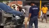 Adu Banteng, Avanza Oleng Tabrak Chevrolet dan Motor