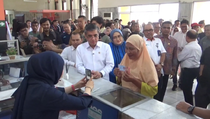 Menaker Yassierli Cek Langsung Penyaluran BSU di Kantor Pos Makassar