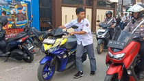 Nekat Lawan Arus, 6 Pelajar di Gowa Dihukum Dorong Motor 1 Km