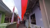 Warga Malang Bentangkan Bendera Raksasa 80 Meter Jelang HUT RI