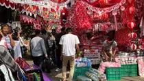Jelang HUT Ke-80 RI, Pasar Jatinegara Dibanjiri Merah Putih