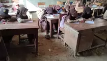 Siswa SD Negeri di Pandeglang Belajar Beralaskan Tanah sejak 2016