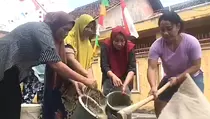 Dengan Semangat 45, Mak-mak di Lampung Perbaiki Jalan Kampung