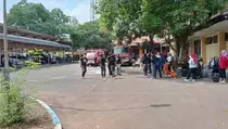 Ibu-ibu Tarik Truk Damkar Hiasi HUT ke-80 RI di Bangkalan