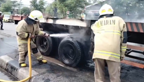 Hilang Kendali, Sepeda Motor Terbakar Seusai Terlindas Truk
