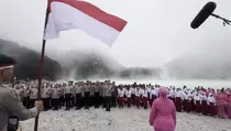 Ratusan Siswa dan Anggota Polri Gelar Upacara di Kawah Putih Ciwidey