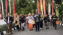 Masyarakat Antusias Menunggu Masuk ke Istana Merdeka