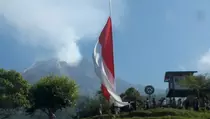Warga Gunung Merapi Gelar Upacara HUT Ke-80 RI dengan Bendera Raksasa