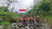 Tim SAR DIY Kibarkan Bendera Raksasa di Lereng Merapi Peringati HUT RI