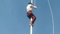 Aksi Heroik Bocah SD Panjat Tiang Perbaiki Tali Bendera Saat Upacara