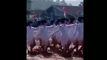 Potret Paskibra Lebak Kibarkan Bendera di Tengah Lapangan Berlumpur