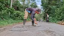 Tak Direspons Pemerintah, Warga Temanggung Perbaiki Jalan Rusak