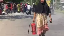 Viral Aksi Damkar Sukabumi Sigap Padamkan Kebakaran Pakai Baju Daster