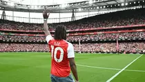 Eberechi Eze Resmi Pakai Nomor 10 Arsenal, Warisi Legenda Bergkamp
