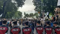 Tuntut Kenaikan Gaji dan Tolak PHK, Buruh Kepung DPRD Karanganyar