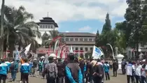 Buruh Geruduk Gedung Sate, Tuntut Hapus Outsourcing hingga Upah Murah