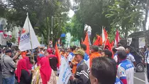 Demo DPRD Sumut, Buruh Tagih Janji Presiden Sejahterakan Kaum Pekerja