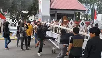 Aksi Saling Dorong Warnai Demo Tolak Kenaikan PBB-P2 di Pinrang
