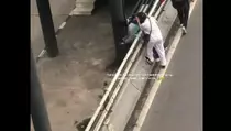 Viral Aksi Pelajar Tetap Tertib Buang Sampah ke Tempatnya Saat Berdemo