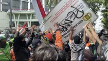 Tembus Barikade, Massa Aksi Dekati Gerbang Mako Brimob Kwitang