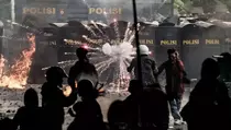 Demo Jakarta: MRT Tutup Sejumlah Stasiun, Massa Serang Polda Metro