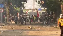Gas Air Mata dan Petasan Warnai Aksi Massa di Kwitang Pagi Ini
