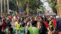 Massa Masih Berkerumun, Jalan Kramat Kwitang Ditutup Total