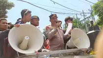 Kapolda Jatim Temui dan Minta Maaf Langsung di Depan Demonstran