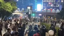 Suasana di Depan Gedung DPR Kembali Memanas Sabtu Malam
