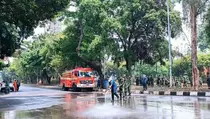 Petugas Damkar Semprot Jalan di Kwitang untuk Hilangkan Gas Air Mata