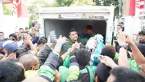 Aksi Spontan Gubernur Sumatra Utara Bagikan Ratusan Paket Sembako ke Ojol