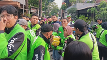 Ojol Bagikan 1.000 Makanan Siap Saji untuk Warga Terdampak Kerusuhan