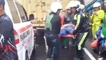 Rem Blong di Jalur Puncak, Truk Hantam Pemotor hingga Ibu Patah Tulang