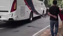Pemotor Tewas setelah Tertabrak dan Terjepit Bus Pariwisata di Lembang